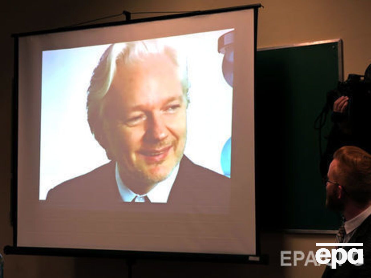 Ассанж: Банки, разведка, военно-промышленные компании и иностранный капитал объединились против Трампа