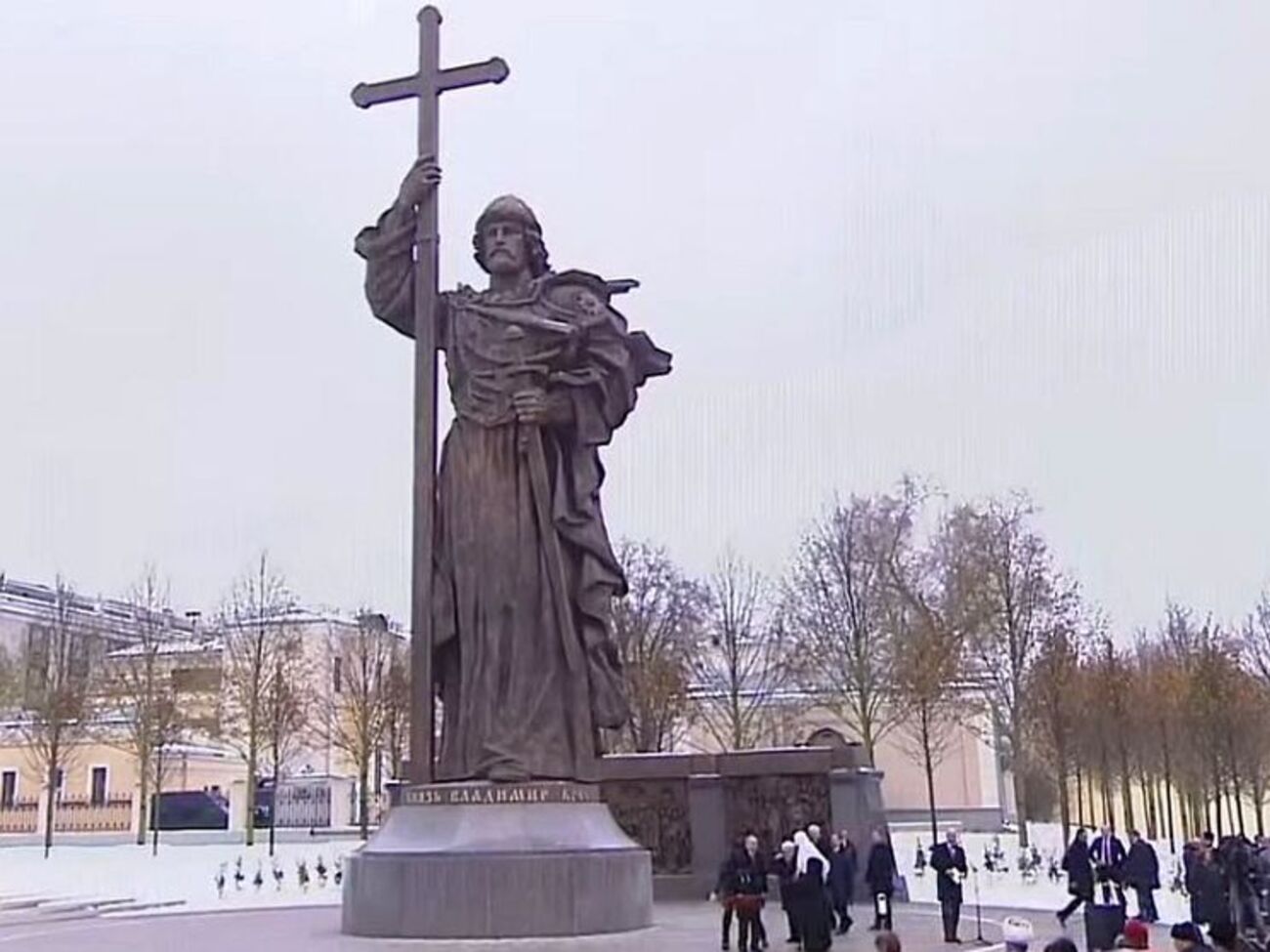 Высота памятника – 20 метров