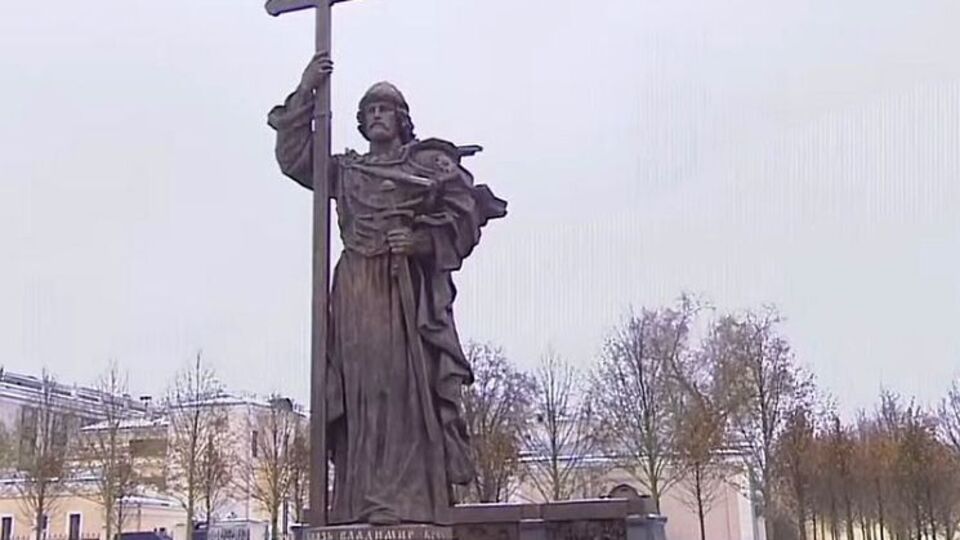 Высота памятника – 20 метров