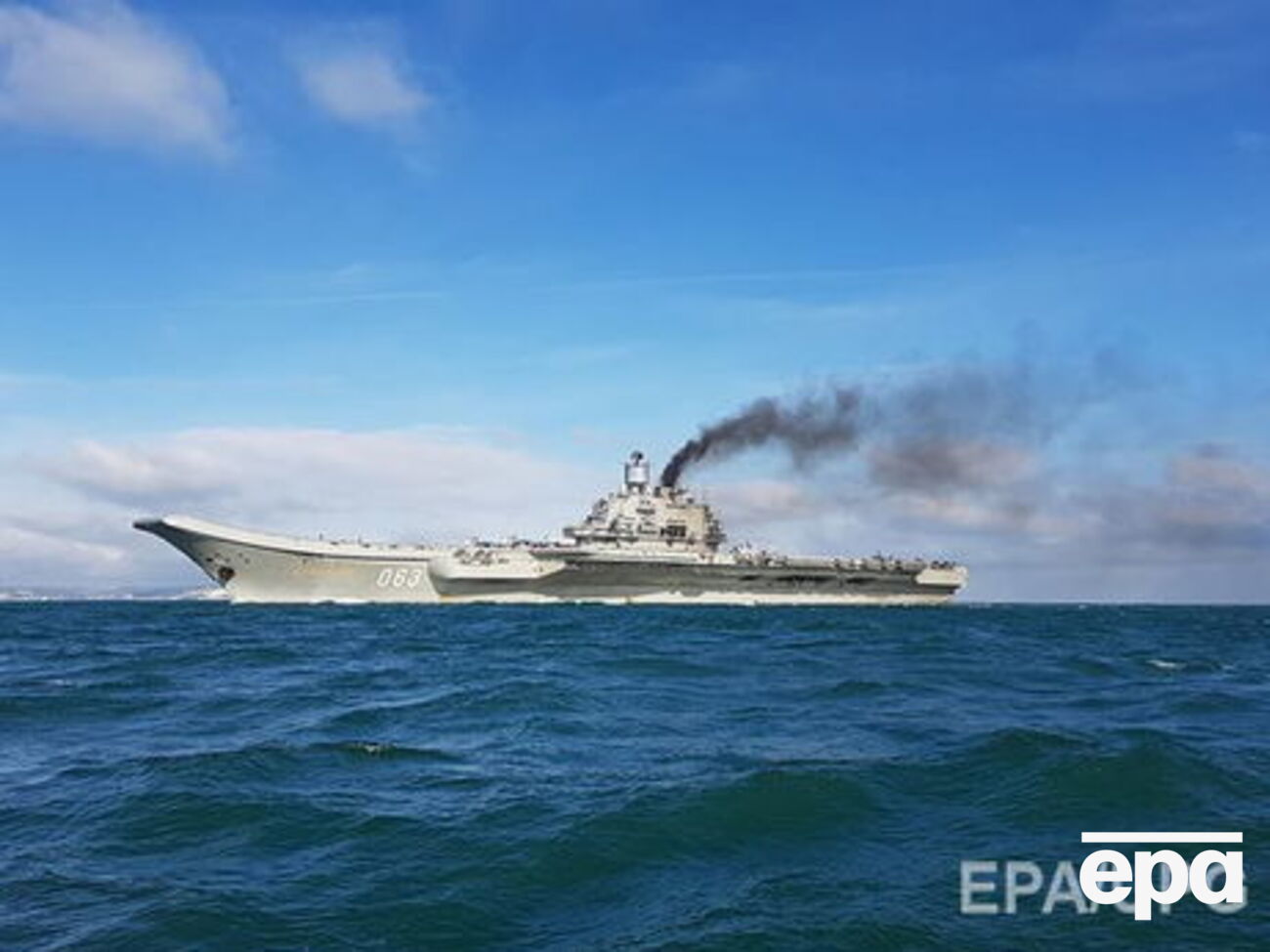 Эксперт по судоходству Войтенко:&nbsp;Нагнали к Сирии все, что смогли, а зачем &ndash;&nbsp;я уверен, в Кремле и сами толком не знают (на фото авианосец "Адмирал Кузнецов")