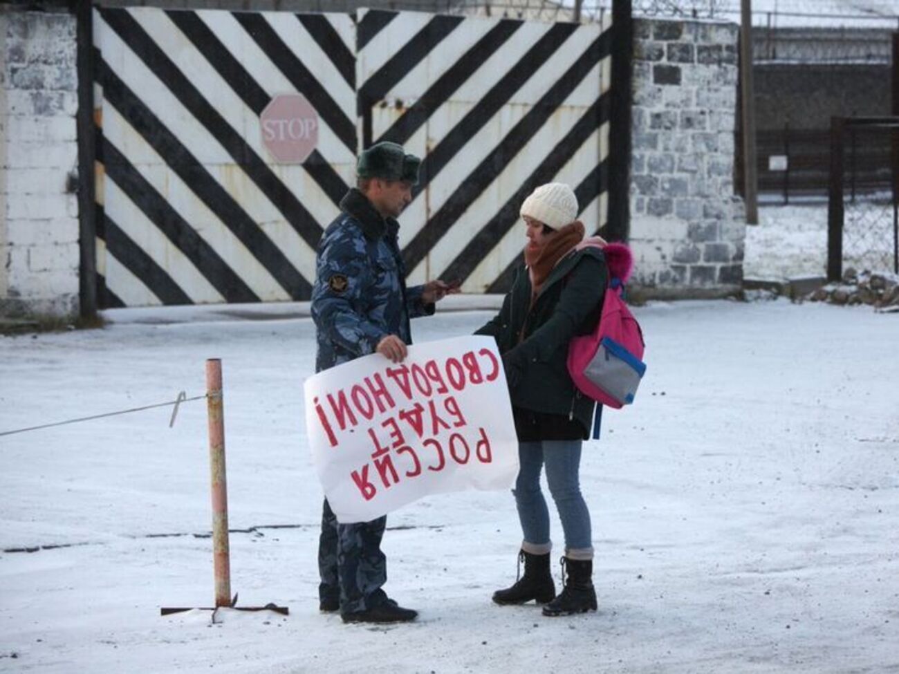 Активисты устроили одиночные пикеты