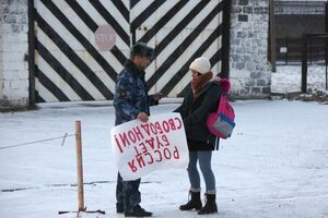 Активисты устроили одиночные пикеты