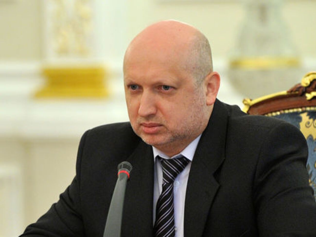 По словам Турчинова, пока украинская армия готова сдерживать российскую агрессию, европейские чиновники "могут позволить себе ковыряться в носу"