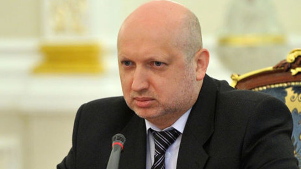 По словам Турчинова, пока украинская армия готова сдерживать российскую агрессию, европейские чиновники "могут позволить себе ковыряться в носу"