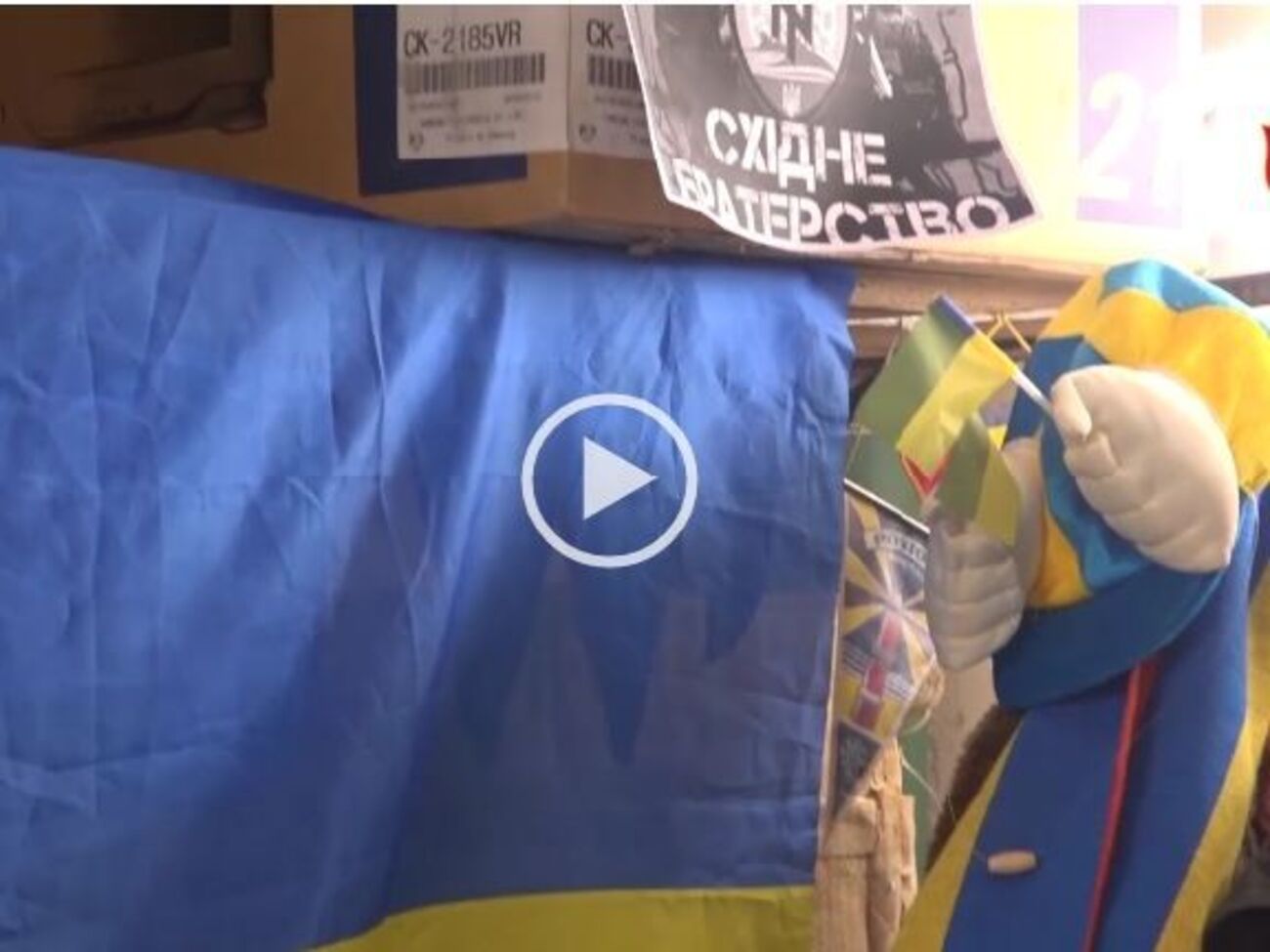 Боевики заявляют, что нашли у задержанных символику батальона "Азов"