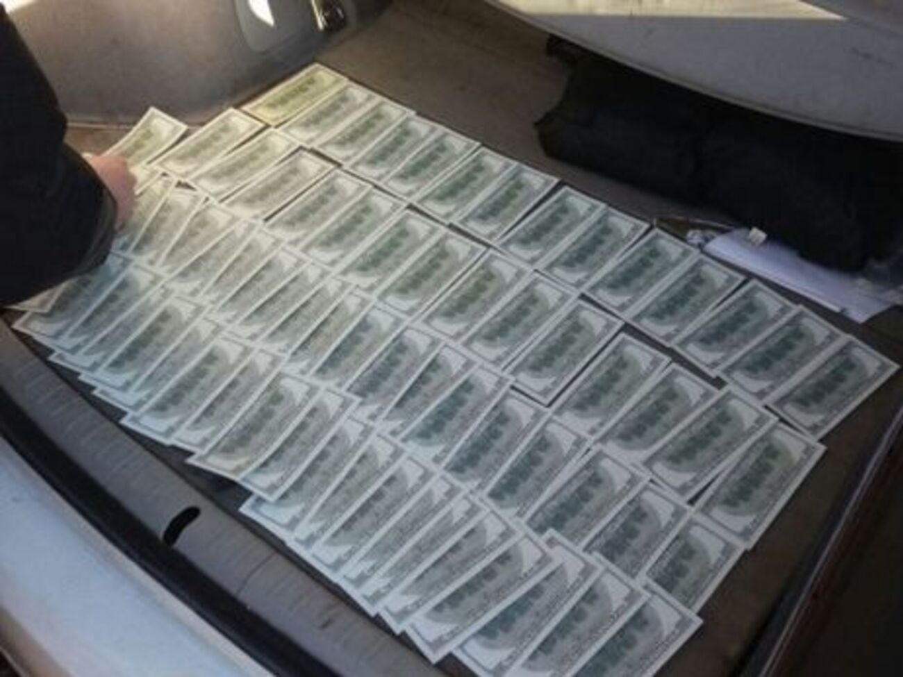 Оперативники спецслужбы задержали полковника в здании военной прокуратуры во время передачи части взятки