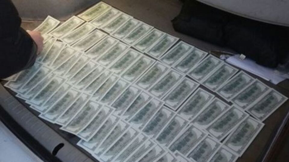 Оперативники спецслужбы задержали полковника в здании военной прокуратуры во время передачи части взятки