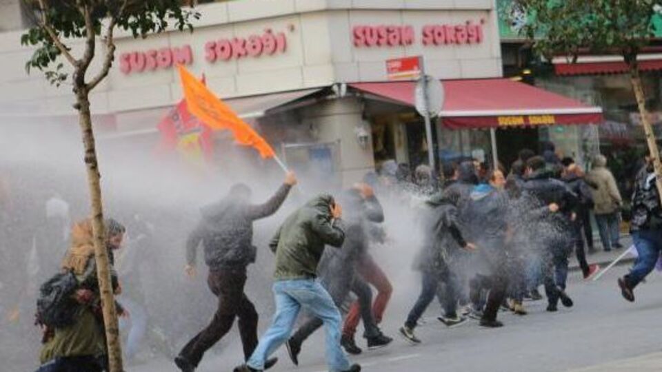 Полиция хотела помешать демонстрантам прорваться к входу в здание газеты Cumhuriyet