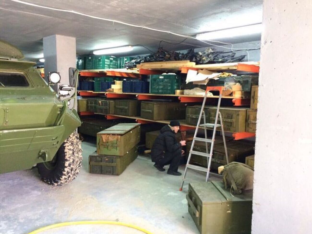 На складе обнаружили большое количество товаров, похожих на оружие и боеприпасы