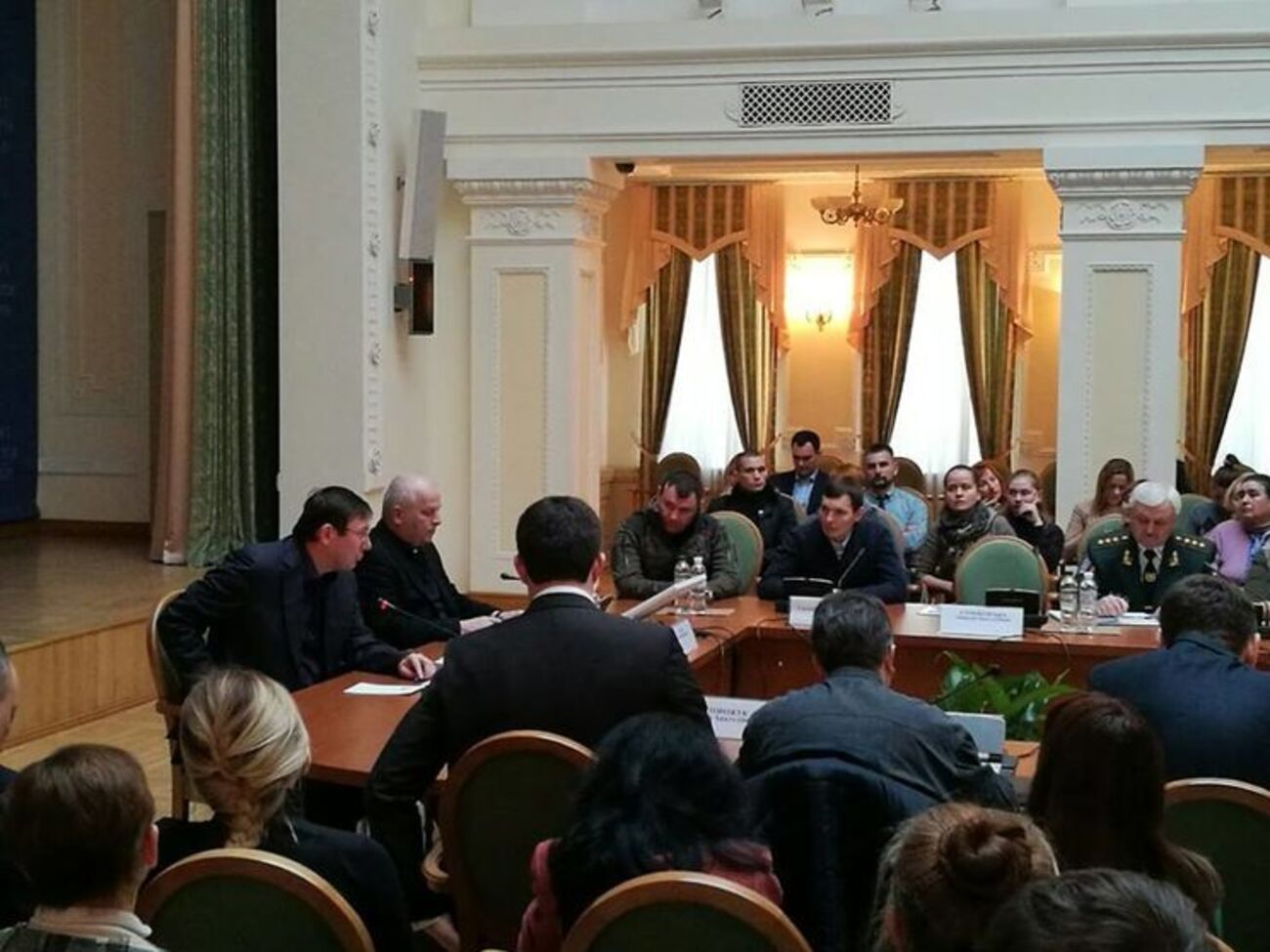 Луценко провел встречу с родственниками героев Небесной сотни