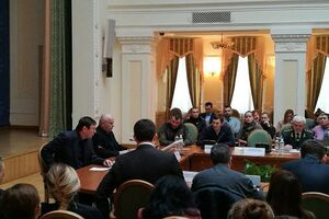 Луценко провел встречу с родственниками героев Небесной сотни