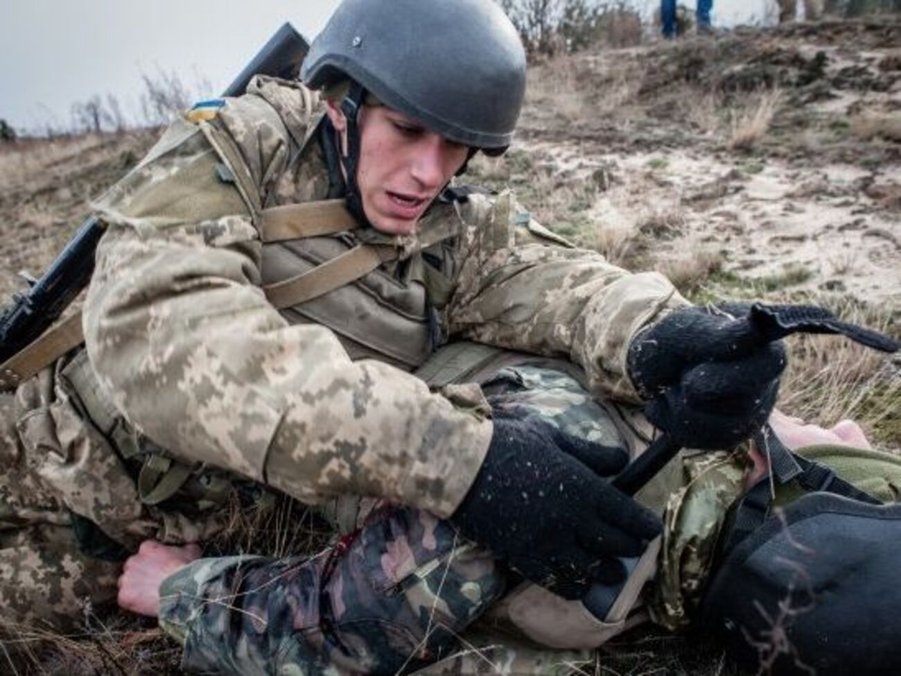 Десантники на условном поле боя под предполагаемым шквальным огнем противника тренировались спасать раненых товарищей