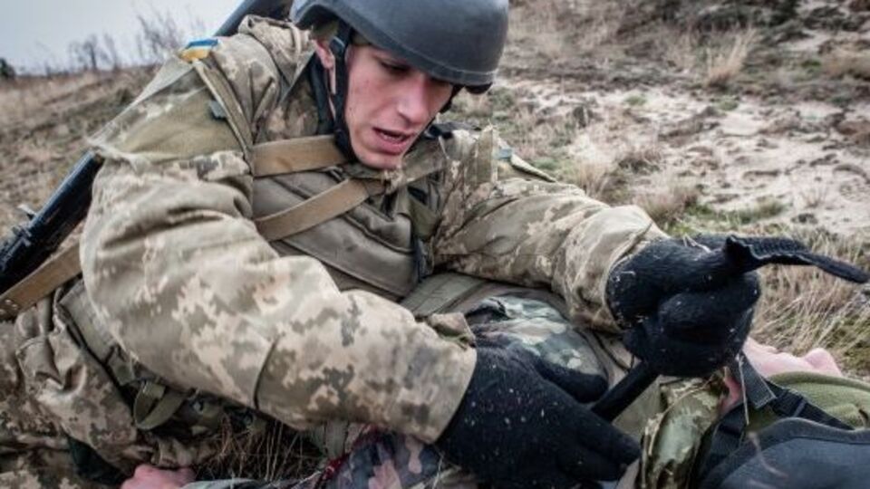 Десантники на условном поле боя под предполагаемым шквальным огнем противника тренировались спасать раненых товарищей