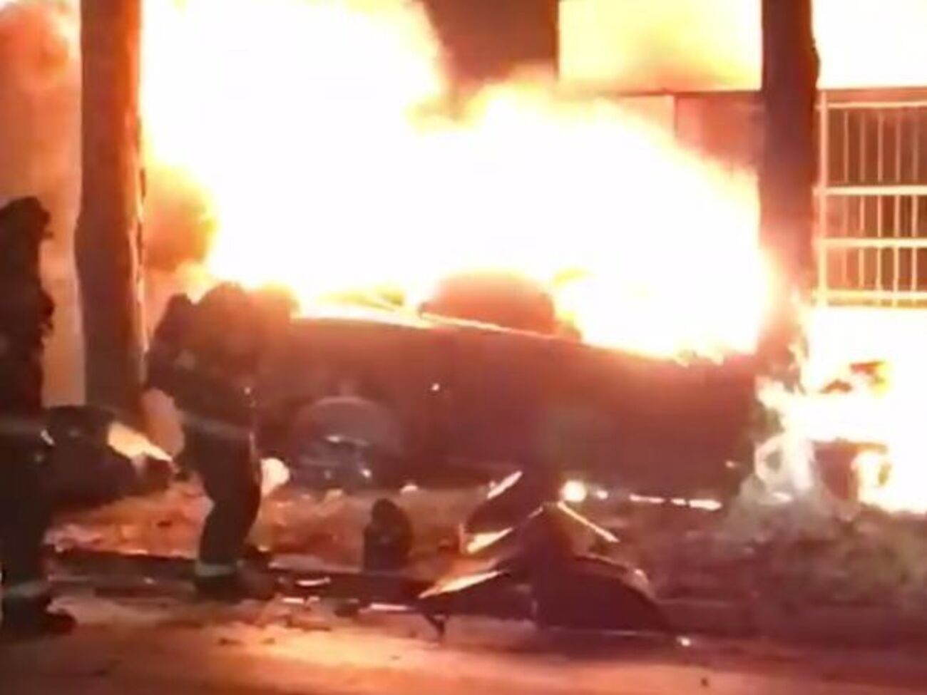 Девушка погибла на месте, мужчина сумел выбраться из машины, но спасти его не удалось