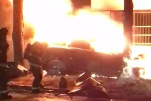 Девушка погибла на месте, мужчина сумел выбраться из машины, но спасти его не удалось