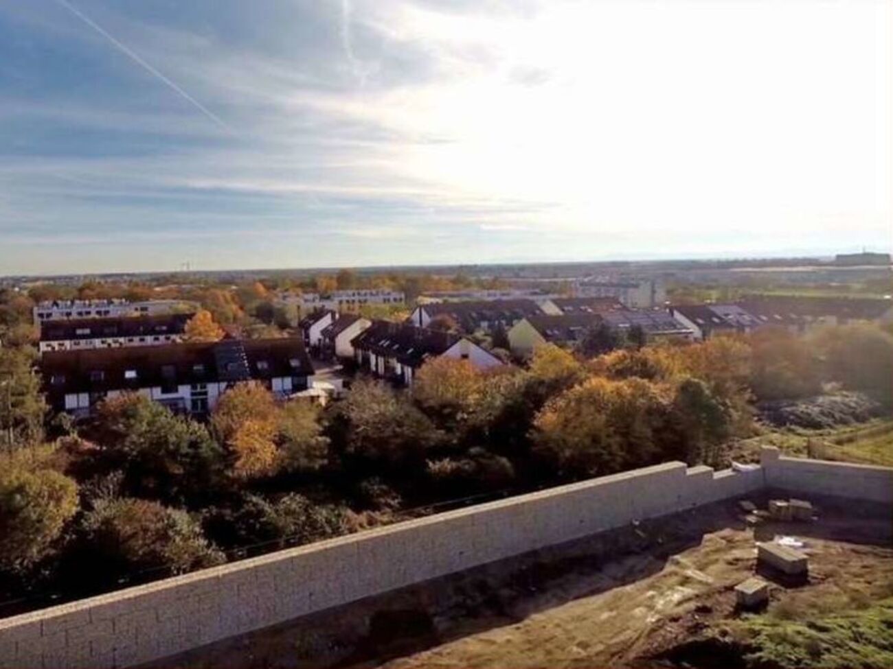 В Мюнхене построят высокую стену перед приютом для беженцев