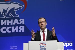 Медведев заявил, что спокойно относится к обвинениям по поводу вмешательства РФ в выборы США