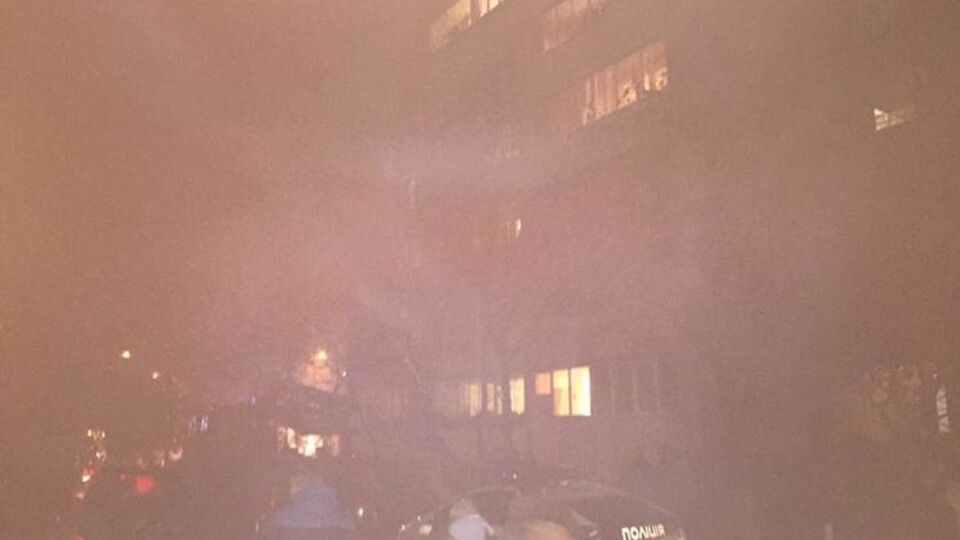 Полиция и пожарные оперативно подъехали к дому, где произошло ЧП