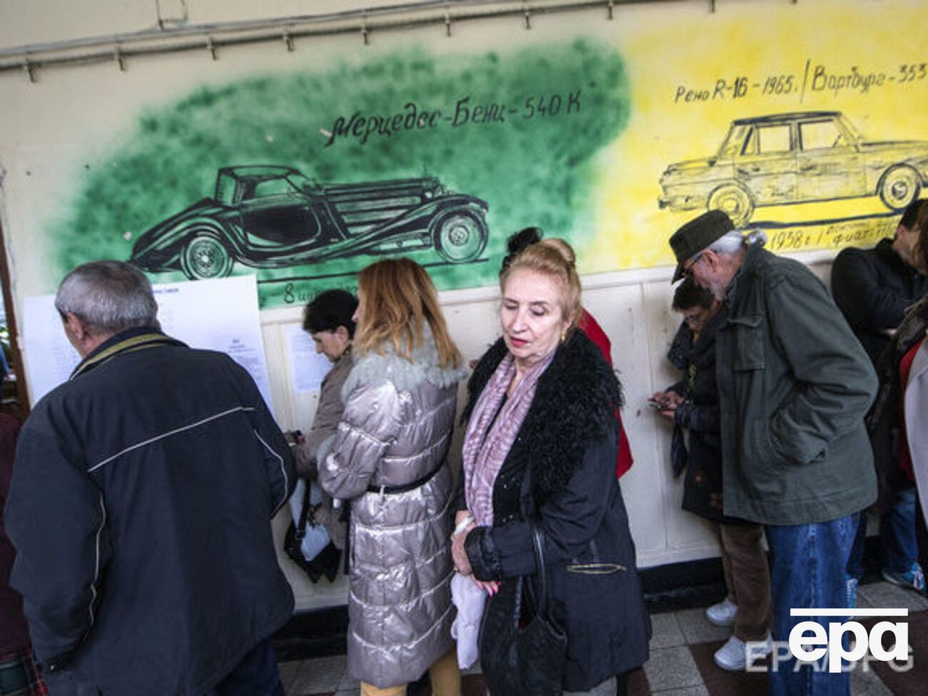 Очередь на избирательном участке в Болгарии