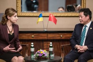 Грантовое соглашение подписали Марина Порошенко и председатель Международной торговой палаты Великого шелкового пути Люй Цзяньчжун