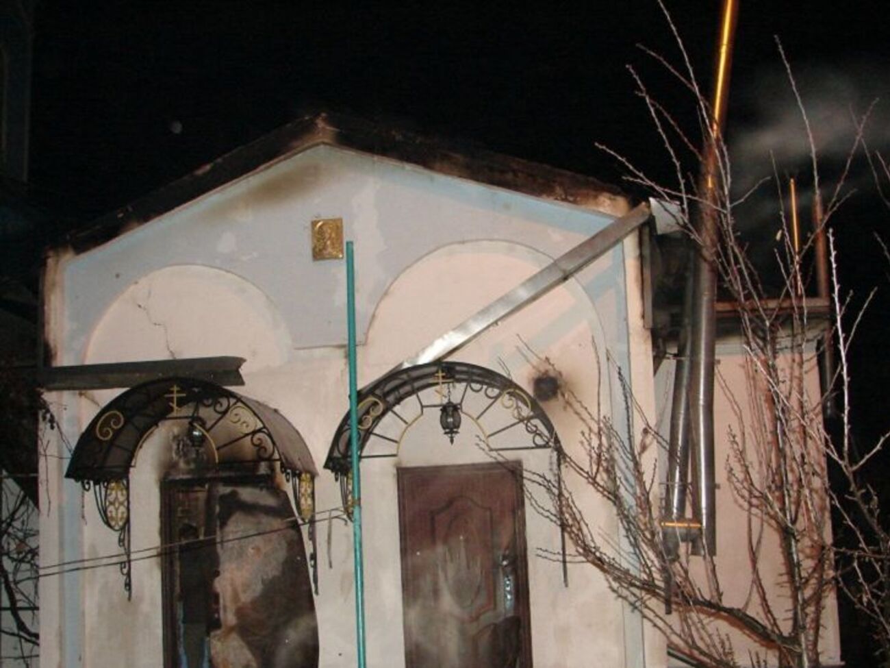 На месте пожара работали 28 сотрудников службы и 7 единиц техники