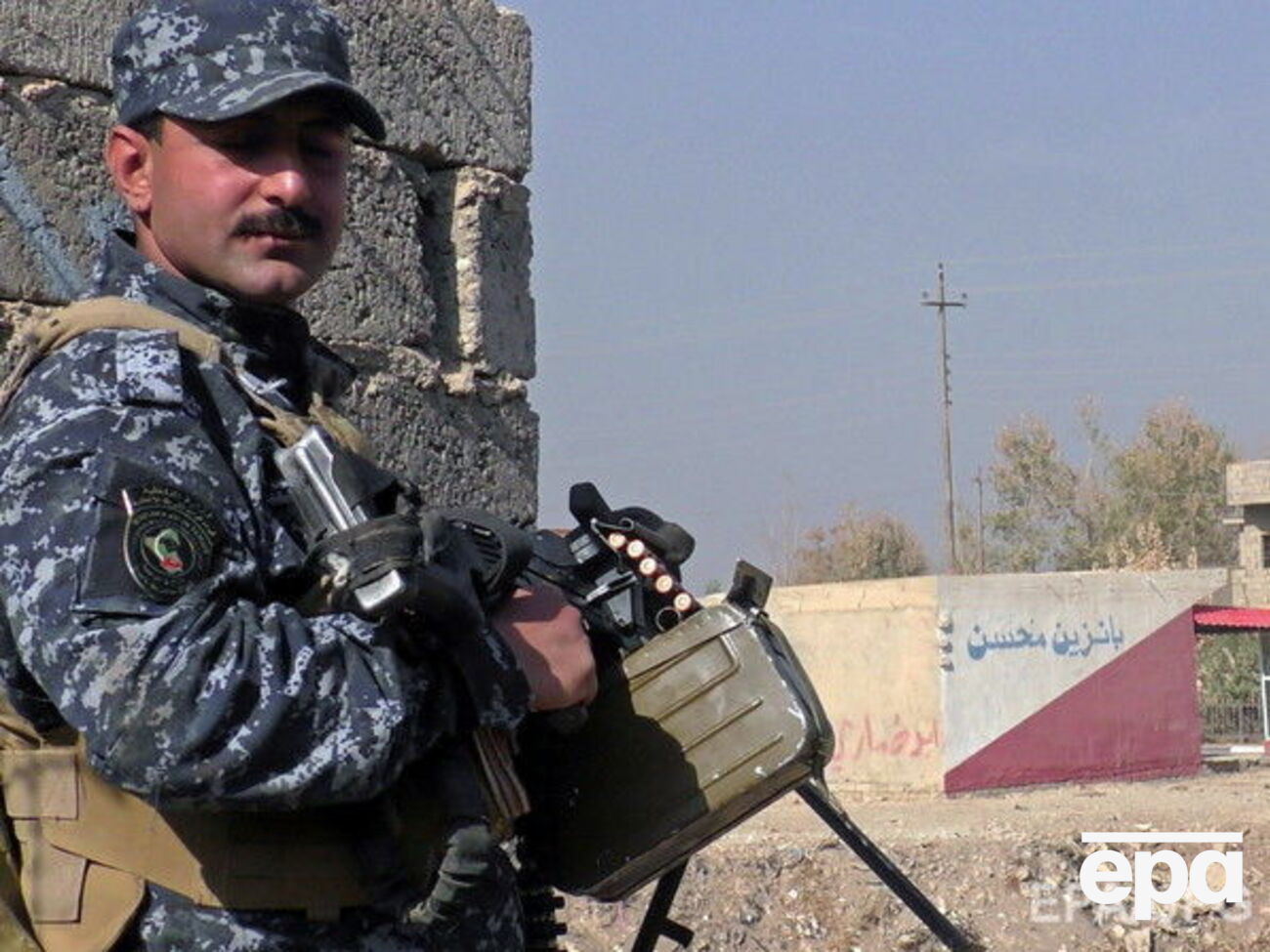 Иракский полицейский в освобожденном от ИГИЛ Хамам аль-Алиле