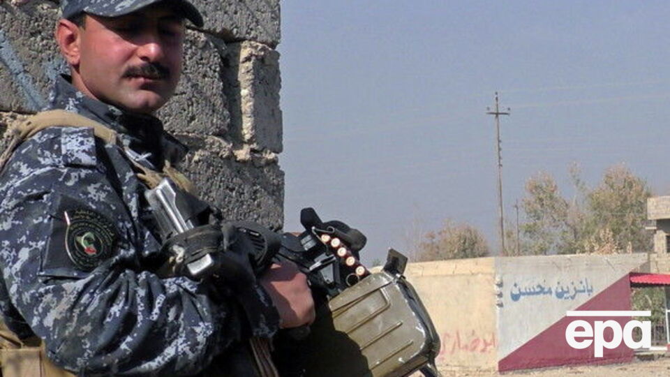 Иракский полицейский в освобожденном от ИГИЛ Хамам аль-Алиле