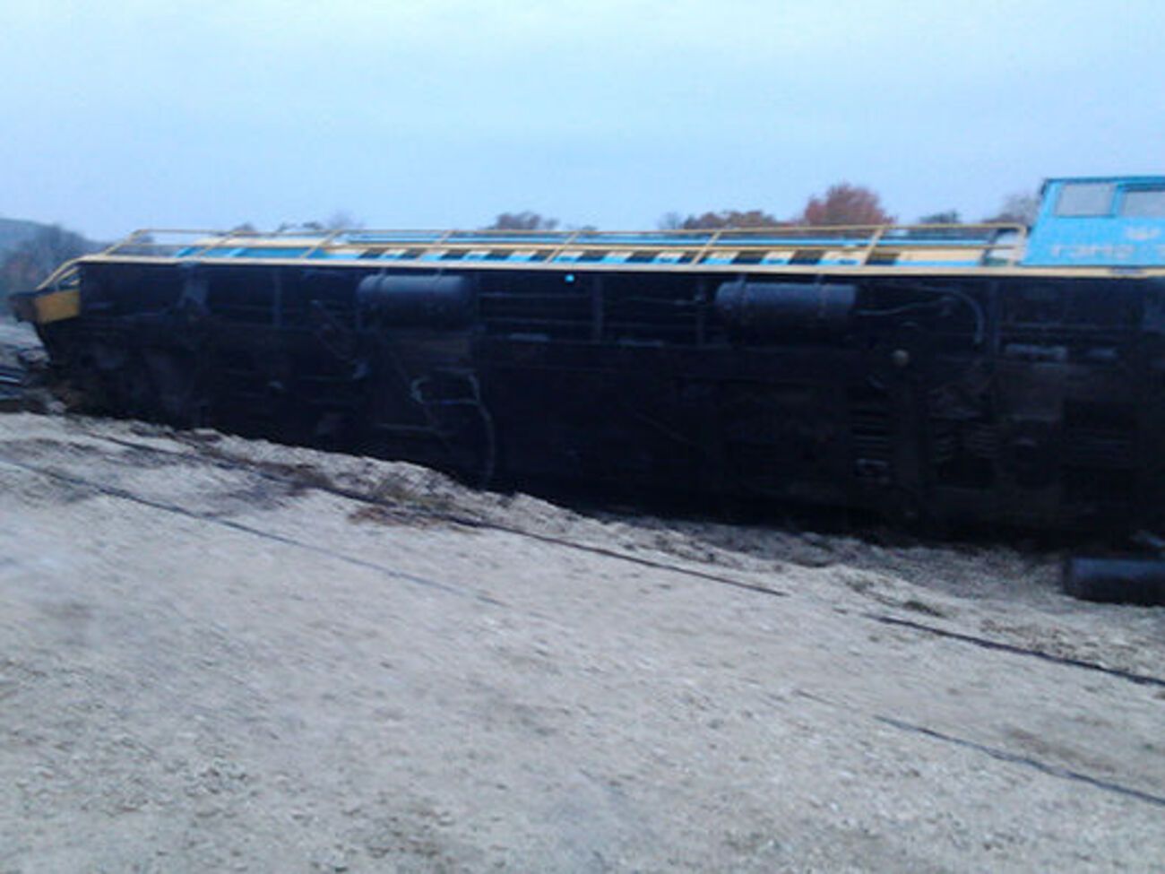 Машинист опрокинул тепловоз