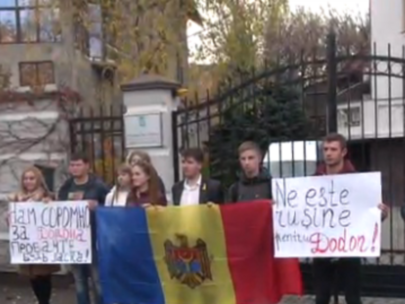 Участники акции устроили флешмоб под посольством Украины