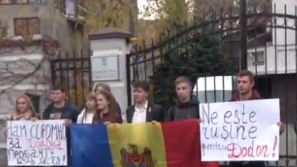 Участники акции устроили флешмоб под посольством Украины
