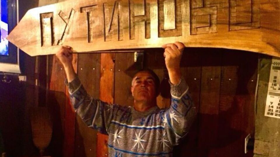 По данным СМИ, жители уже сделали новый указатель из дубовой доски, покрытой флуоресцентной краской