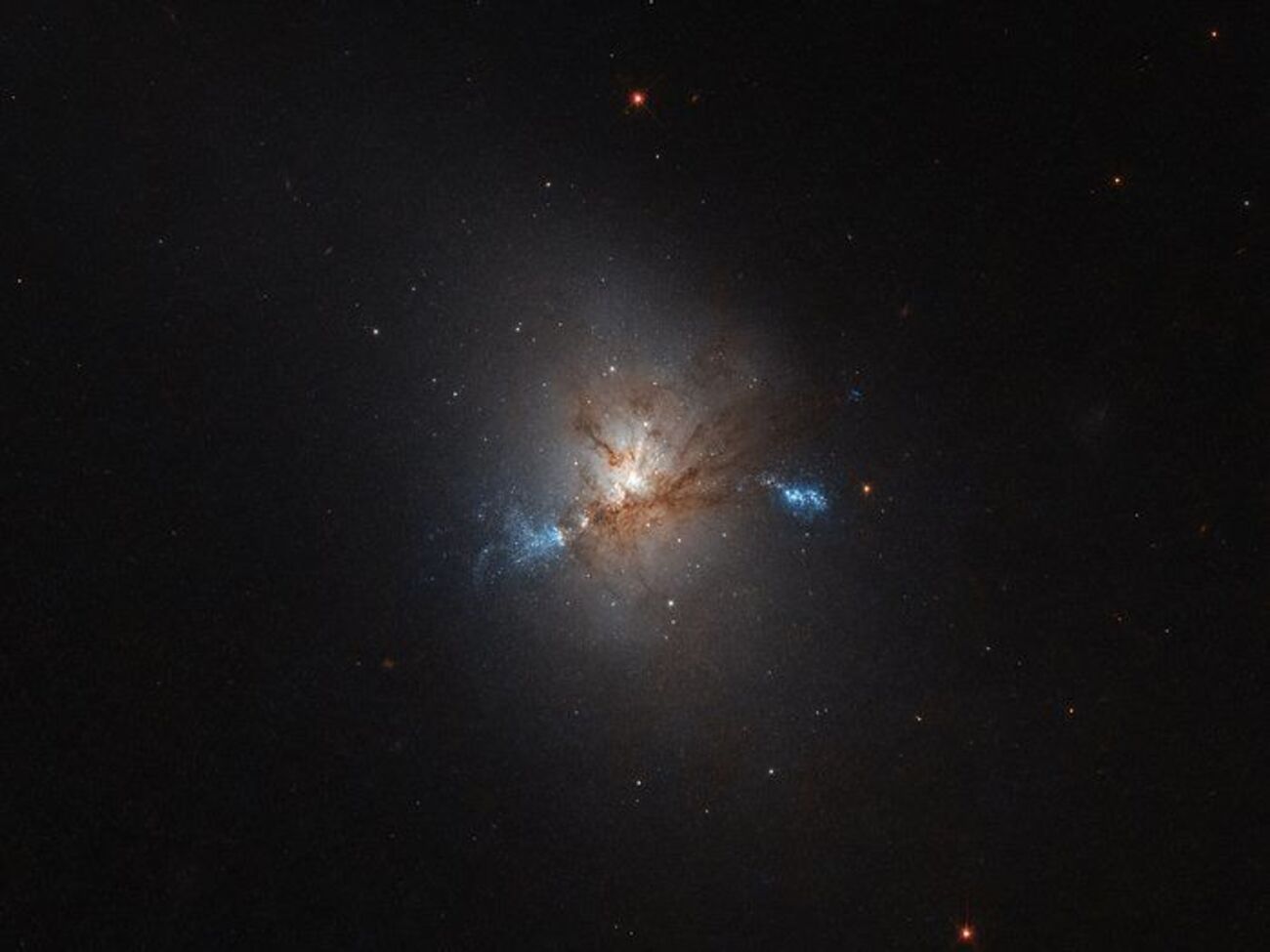 Hubble сфотографировал необычную галактику
