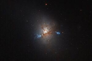 Hubble сфотографировал необычную галактику