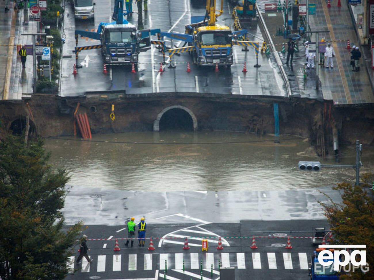 Яма разверзлась посреди шоссе