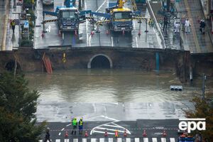 Яма разверзлась посреди шоссе
