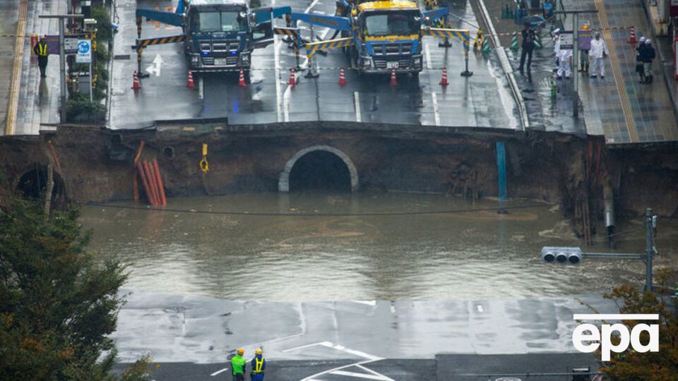 Яма разверзлась посреди шоссе