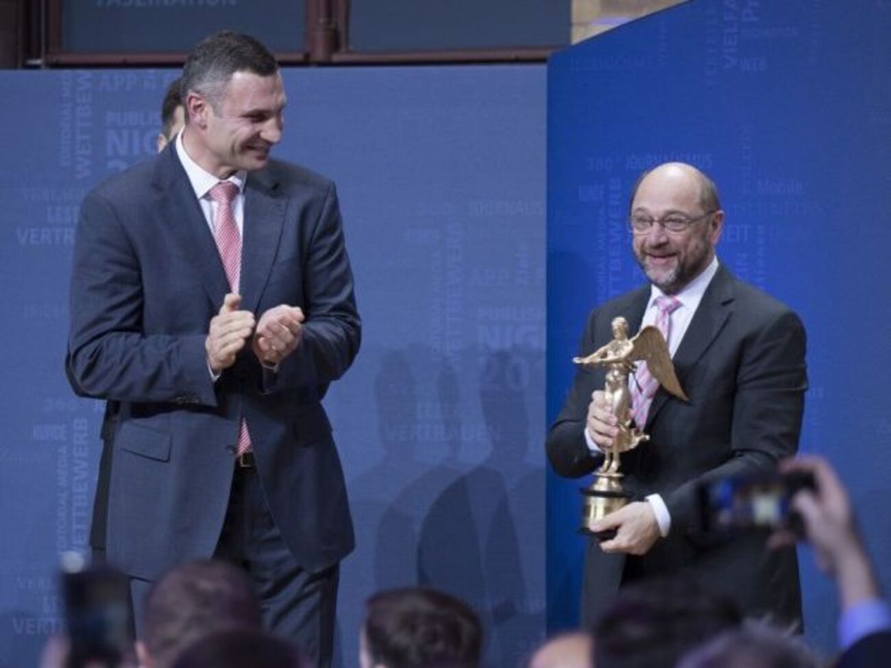 Кличко вручил Шульцу награду в номинации "Европеец года"