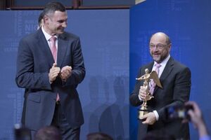 Кличко вручил Шульцу награду в номинации "Европеец года"