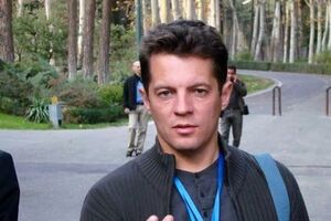 Роман мечтал поступить в военное училище, после окончания которого увлекся журналистикой