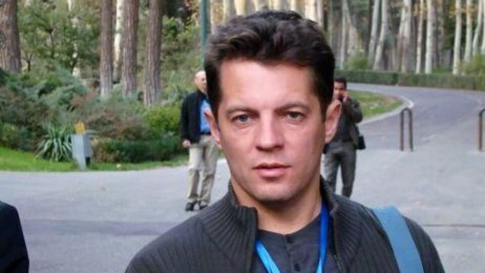 Роман мечтал поступить в военное училище, после окончания которого увлекся журналистикой