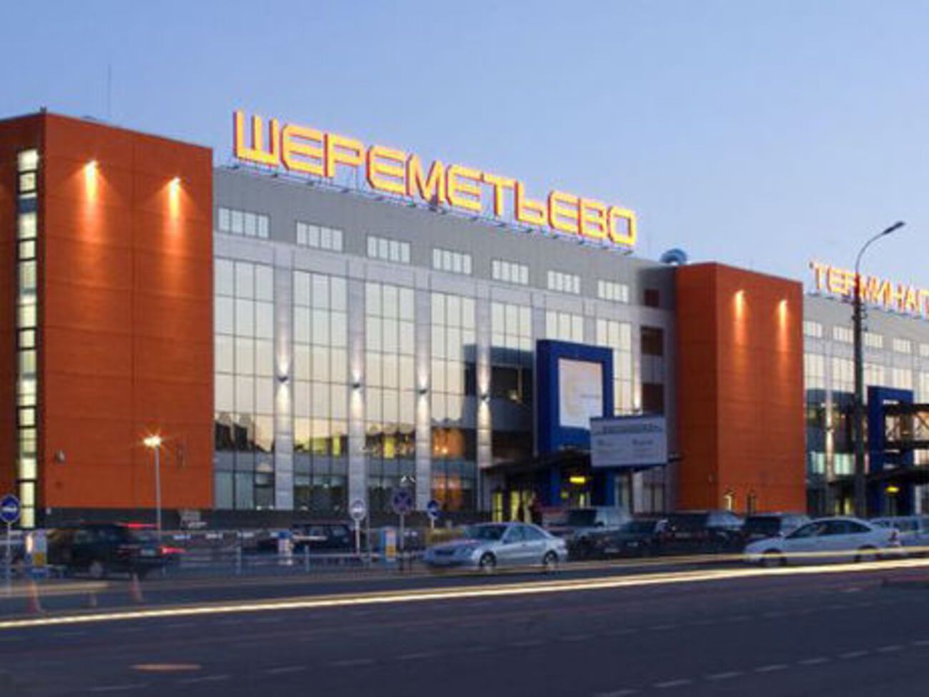 В Шереметьево развернули самолет из-за подозреваемого в убийстве на борту