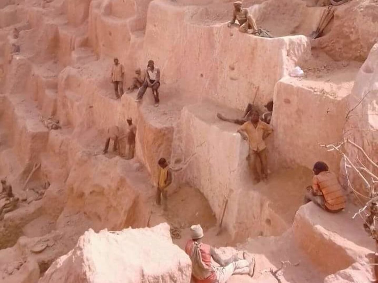 Неизвестные напали на лагерь золотокопателей