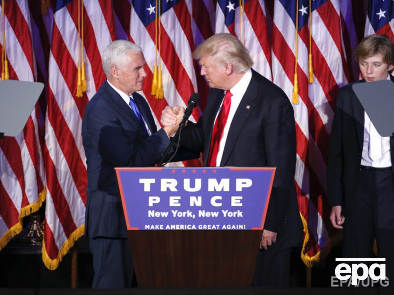 За день до голосования Клинтон на 4% опережала Трампа