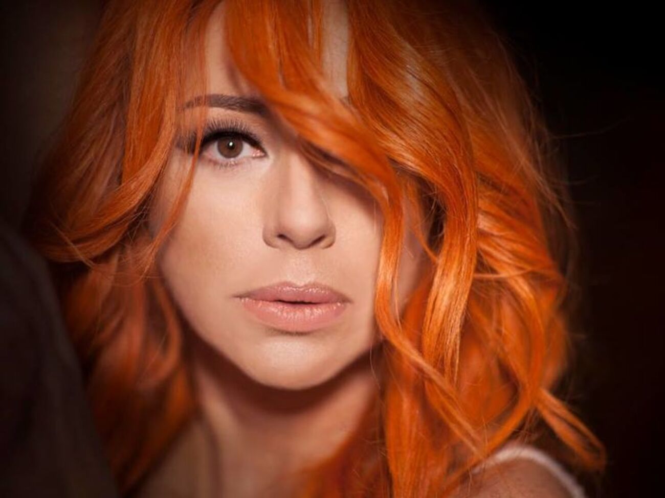 Апина с ярко-рыжими волосами снялась в новом клипе