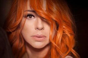 Апина с ярко-рыжими волосами снялась в новом клипе