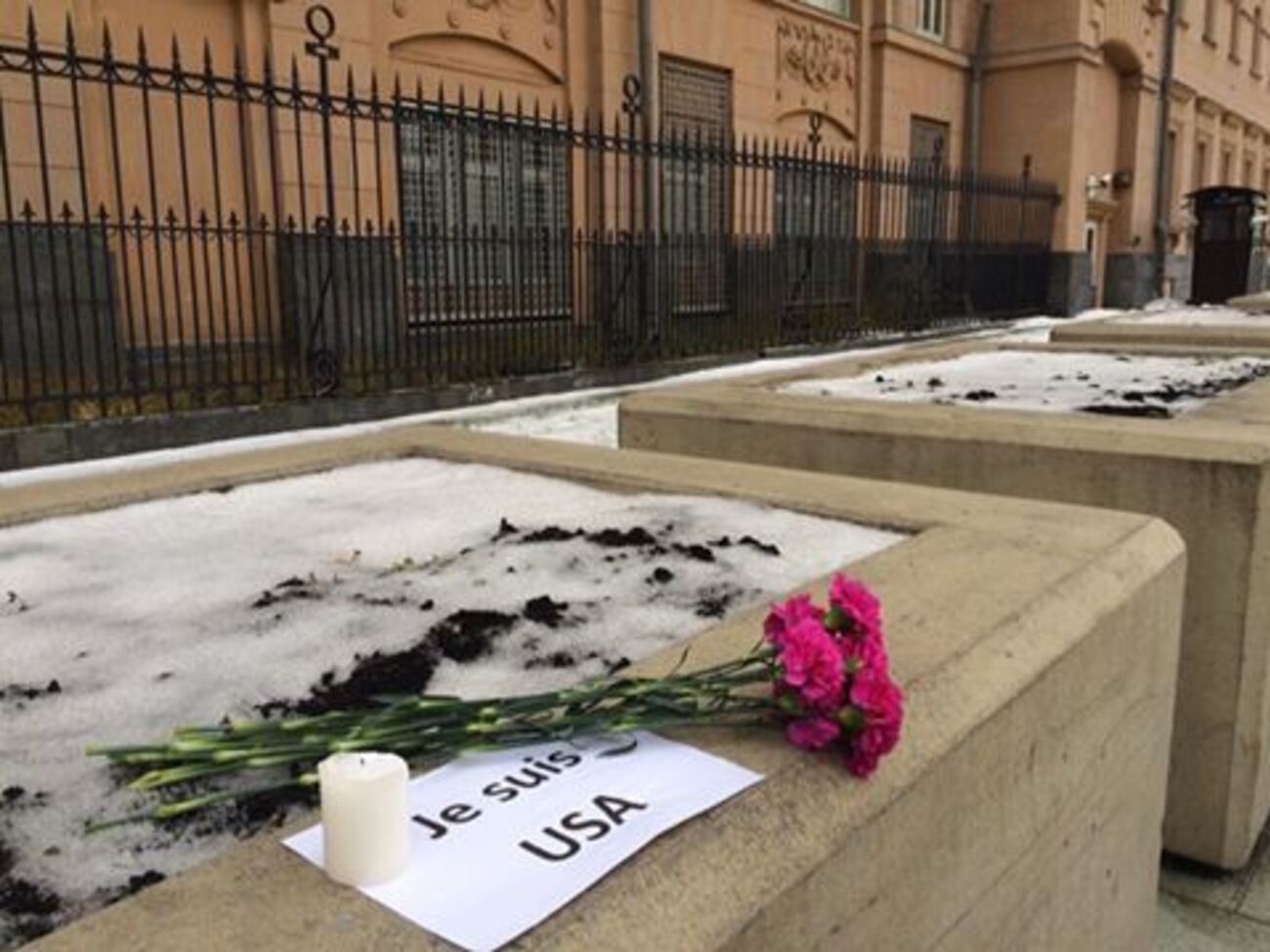 Активист принес свечку к посольству, выразив американцам сочувствие в связи с победой Трампа