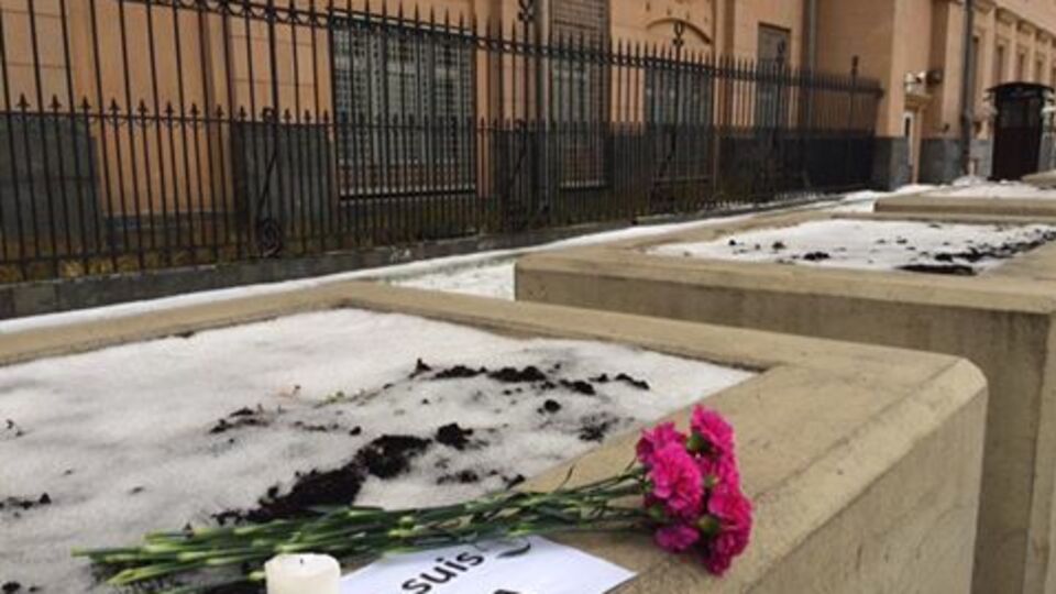 Активист принес свечку к посольству, выразив американцам сочувствие в связи с победой Трампа