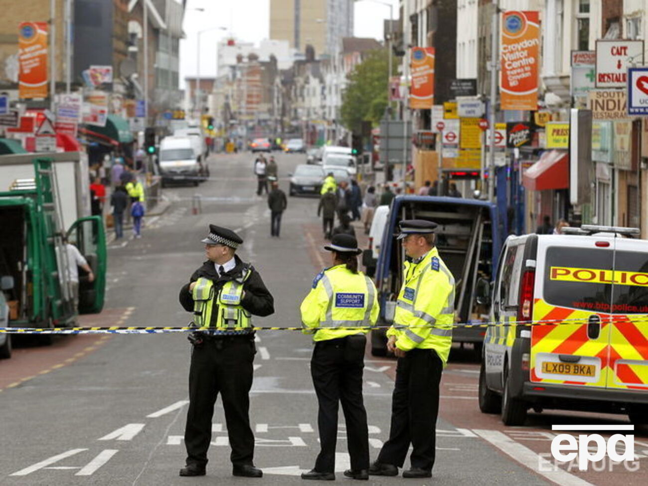 В южном Лондоне трамвай сошел с рельсов