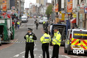 В южном Лондоне трамвай сошел с рельсов