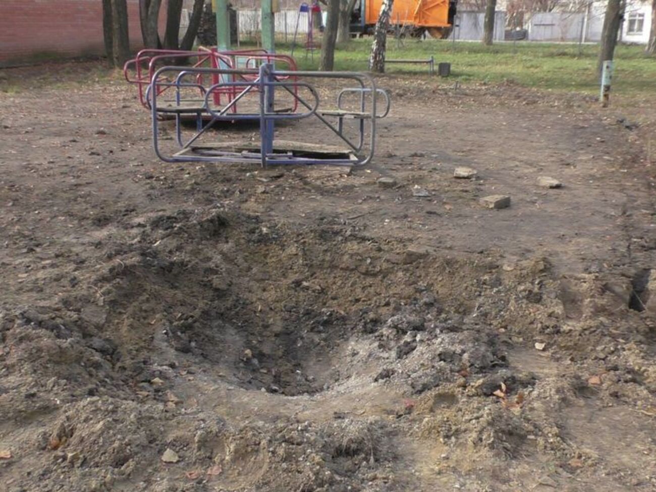 Воронка от снаряда на детской площадке
